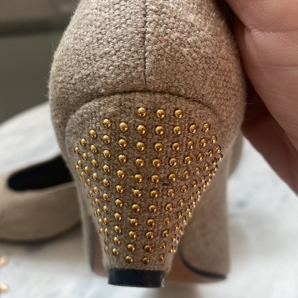 NEMAN MARCUS Made in Italy Classic Style Natural Oatmeal Gold Studded Low Heel - Picture 6 of 6